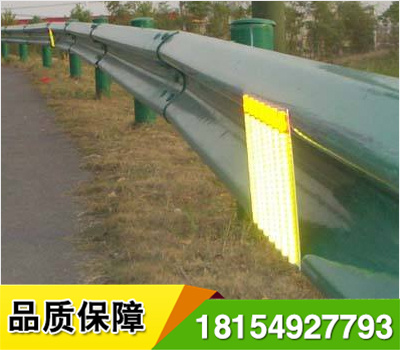 道路輪廊標(biāo)的英文名稱 Delineator，它是沿道路兩側(cè)邊緣設(shè)置、用于顯示道路邊界輪廓、指引車輛正常行駛、具有逆反射性能的一種交通安全設(shè)施，從功能上說(shuō)，輪廓標(biāo)是一種視線誘導(dǎo)設(shè)